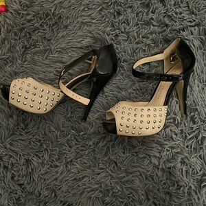 Heel lot with a pair of slippers